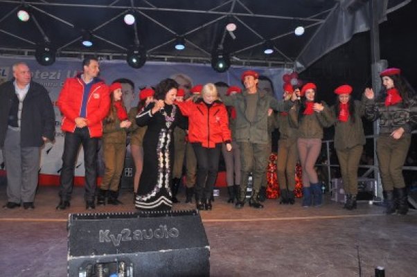 Candidaţii USL s-au prins în horă la piaţa de la Brick - video!